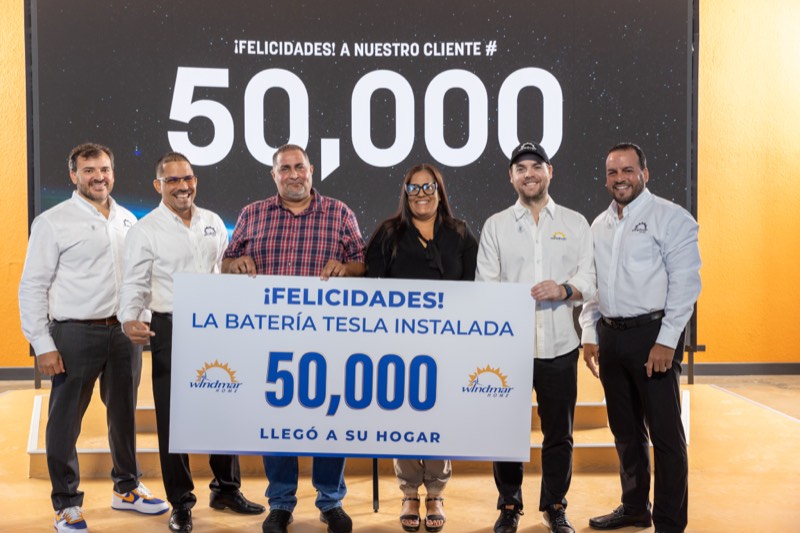 Equipo WindMar Home entregando la Batería Tesla Powerwall #50,000 al cliente — momento del récord mundial