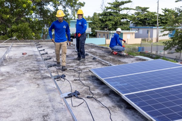 Paneles solares QCells instalados en techo residencial de Puerto Rico por WindMar Home