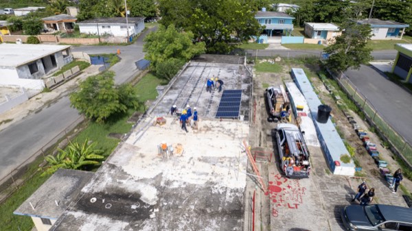 Vista aérea de instalación solar completa WindMar en Puerto Rico